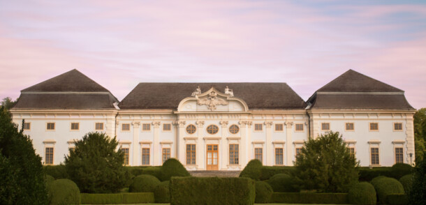     Zámok Halbturn so záhradou / Schloss Halbturn
